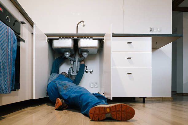 Professional Emergency Plumber technician working in Trade, TN